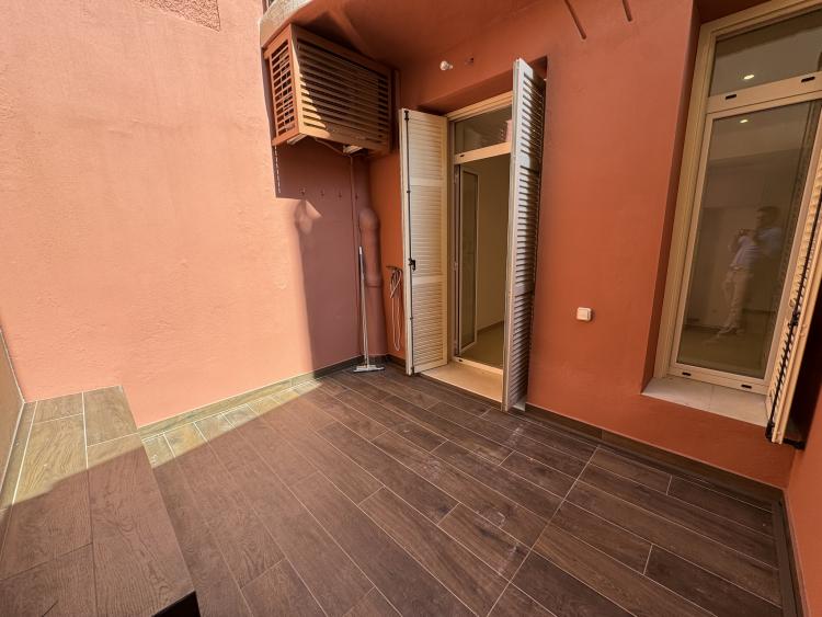 Castel Ciel d'Azur : 2 Pièces Rénové avec Terasse & Cave