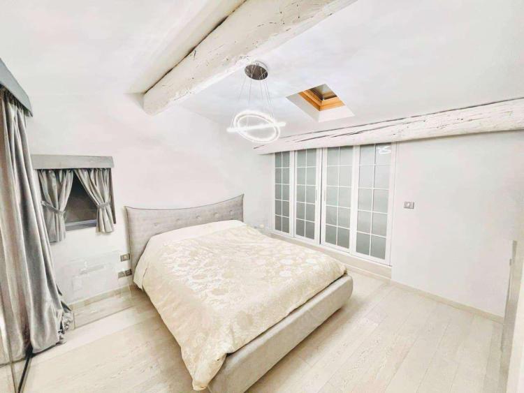 Monaco Ville: Duplex de caractère avec vues panoramiques sur Port Hercule et la mer