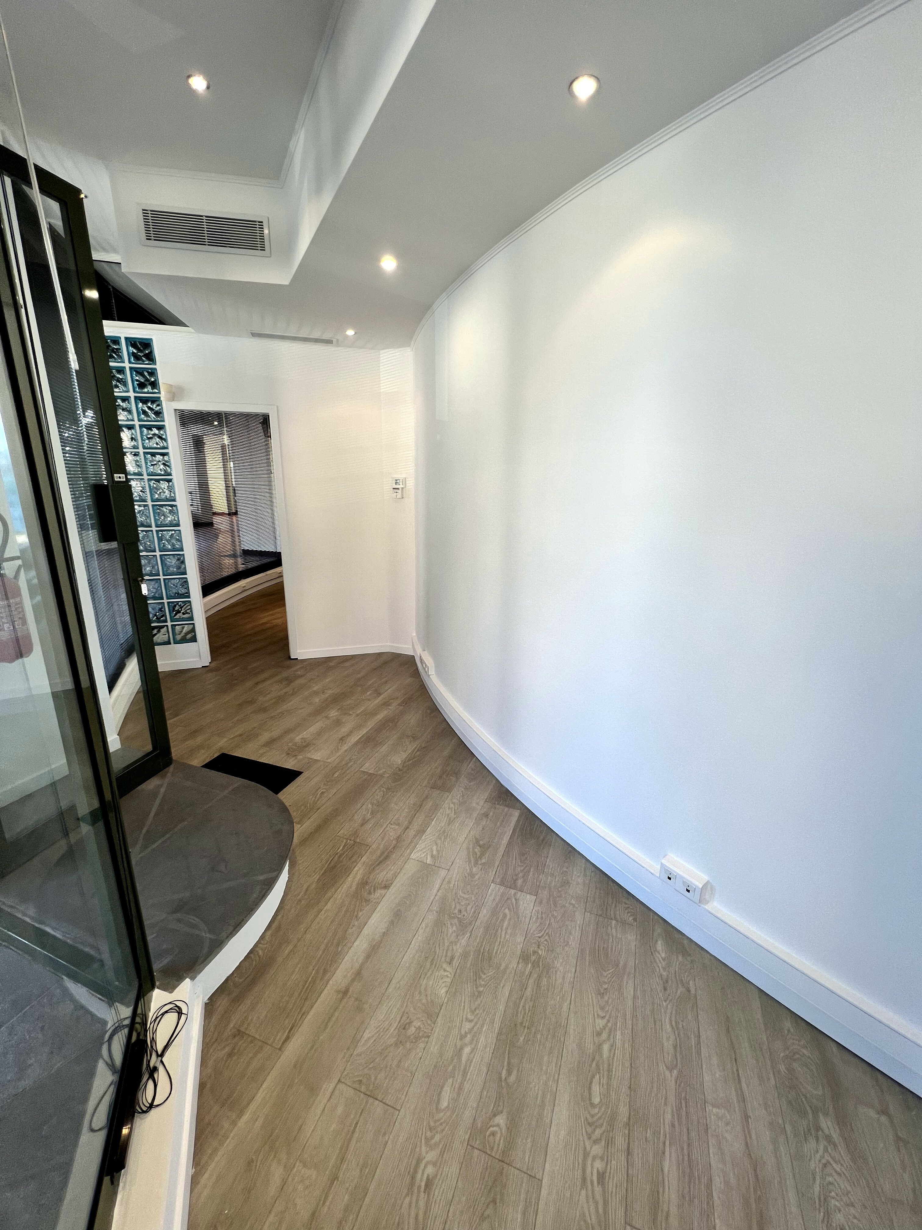 PORT DE FONTVIEILLE - VITRINE BUREAUX OPENSPACE - GRAND LARGE