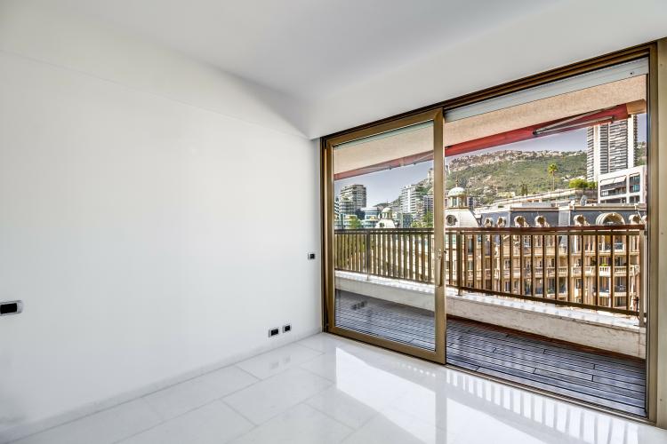 MIRABEAU : Rare appartement de 3 chambres à coucher et  belle vue mer