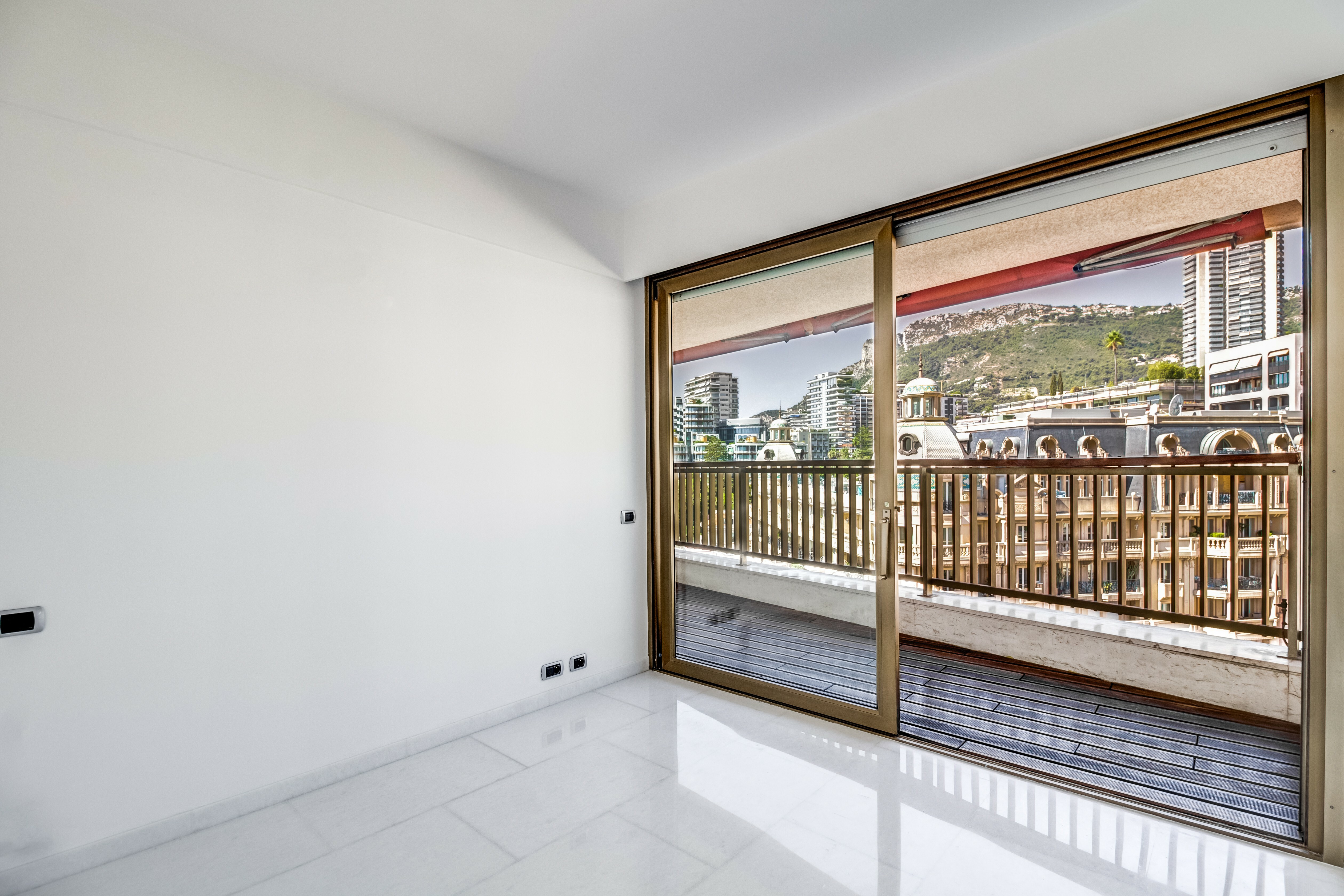 MIRABEAU : Rare appartement de 3 chambres à coucher et  belle vue mer