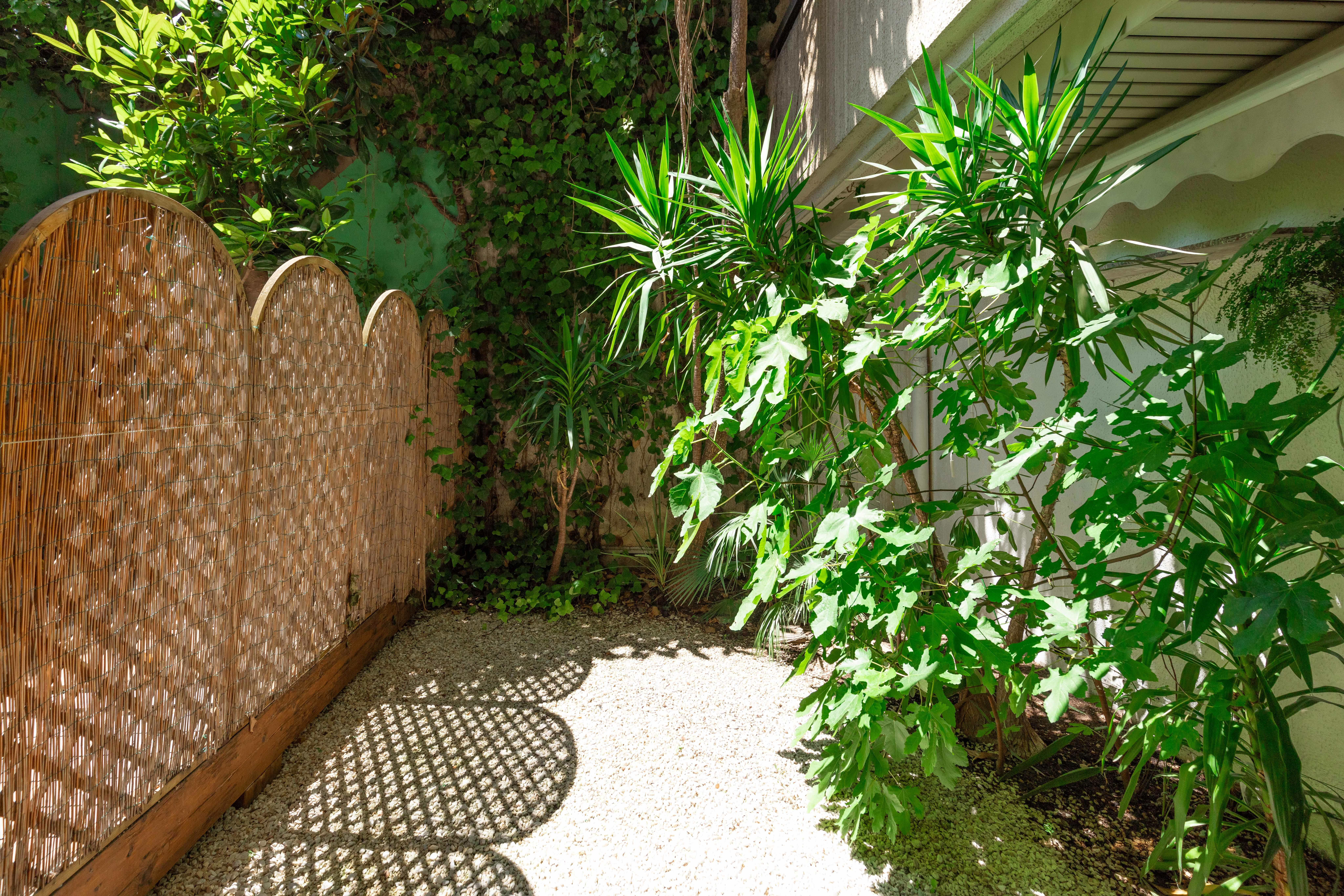 STUDIO MEUBLÉ AVEC JARDIN