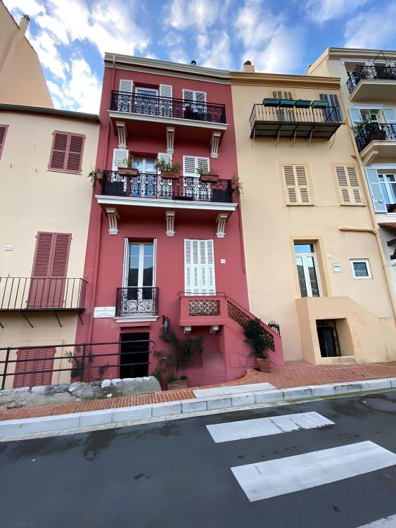 Monaco Ville: Duplex de caractère avec vues panoramiques sur Port Hercule et la mer