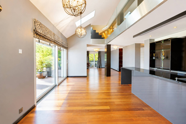 Magnifique attique en duplex avec vue imprenable sur le lac 