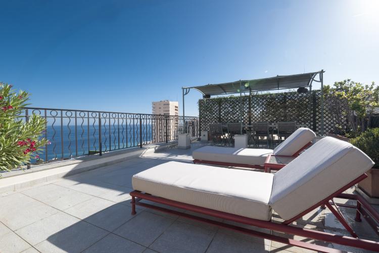 Magnifique duplex-penthouse avec vue mer en bordure du Carré d’Or