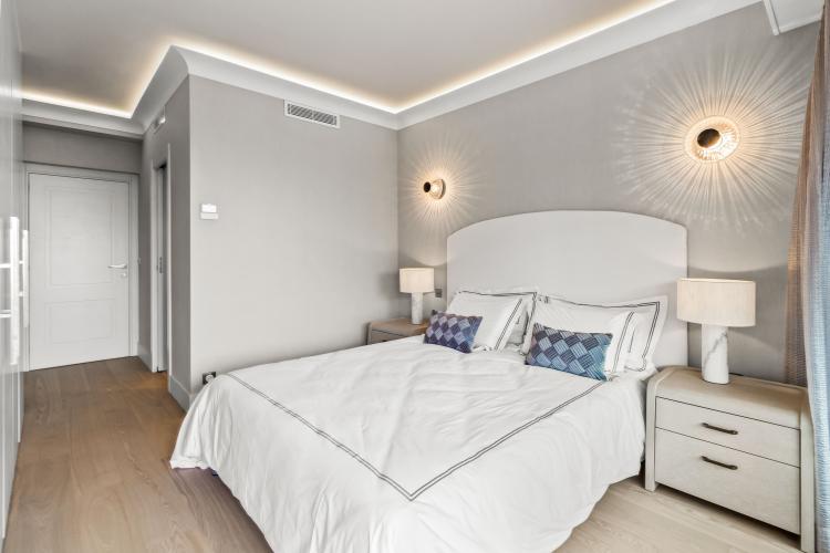 Riviera Palace: 4 Pièces Entièrement Rénové avec Vue Mer & Casino