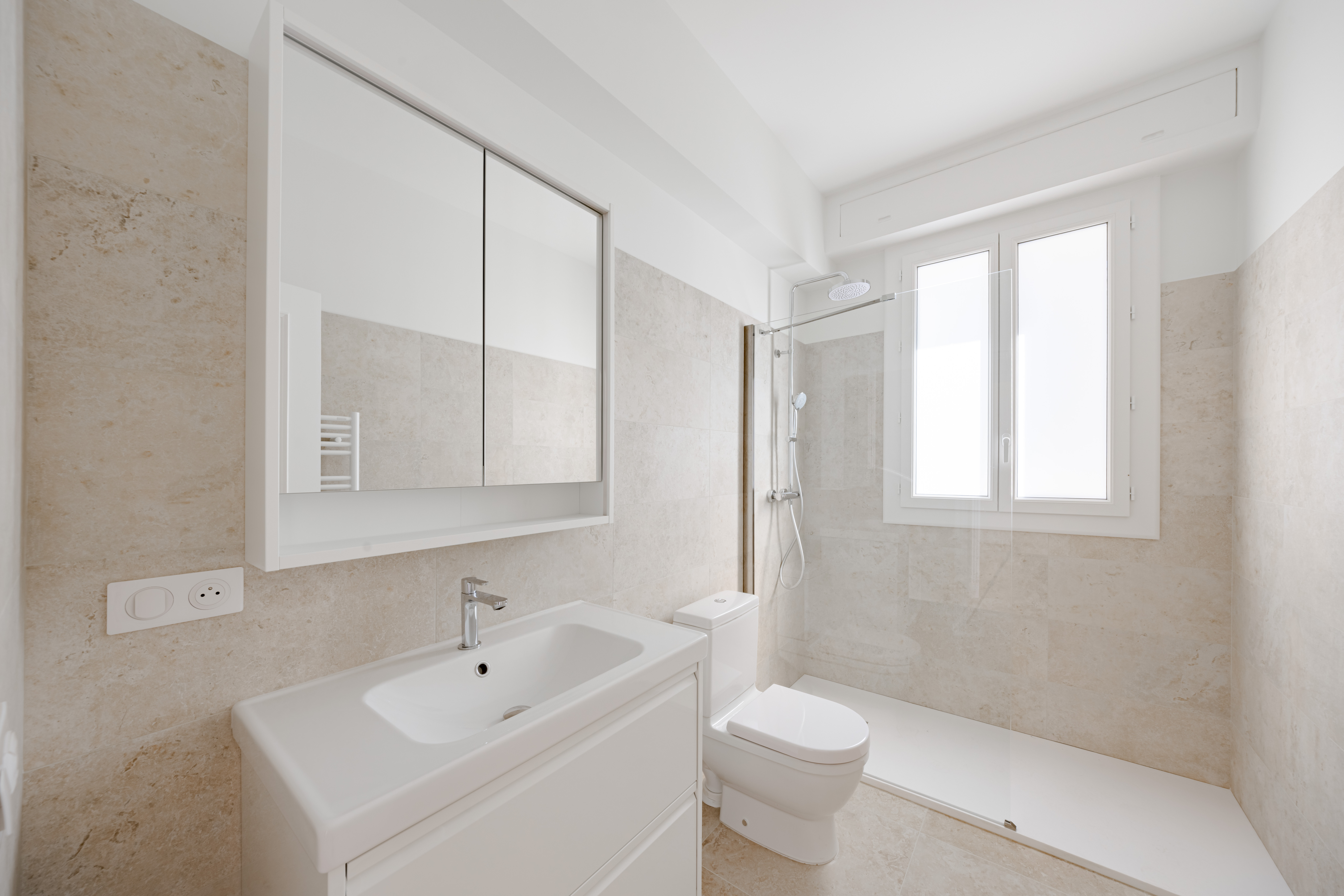 GRAND DEUX PIECES RÉNOVÉ AVEC VUE MER