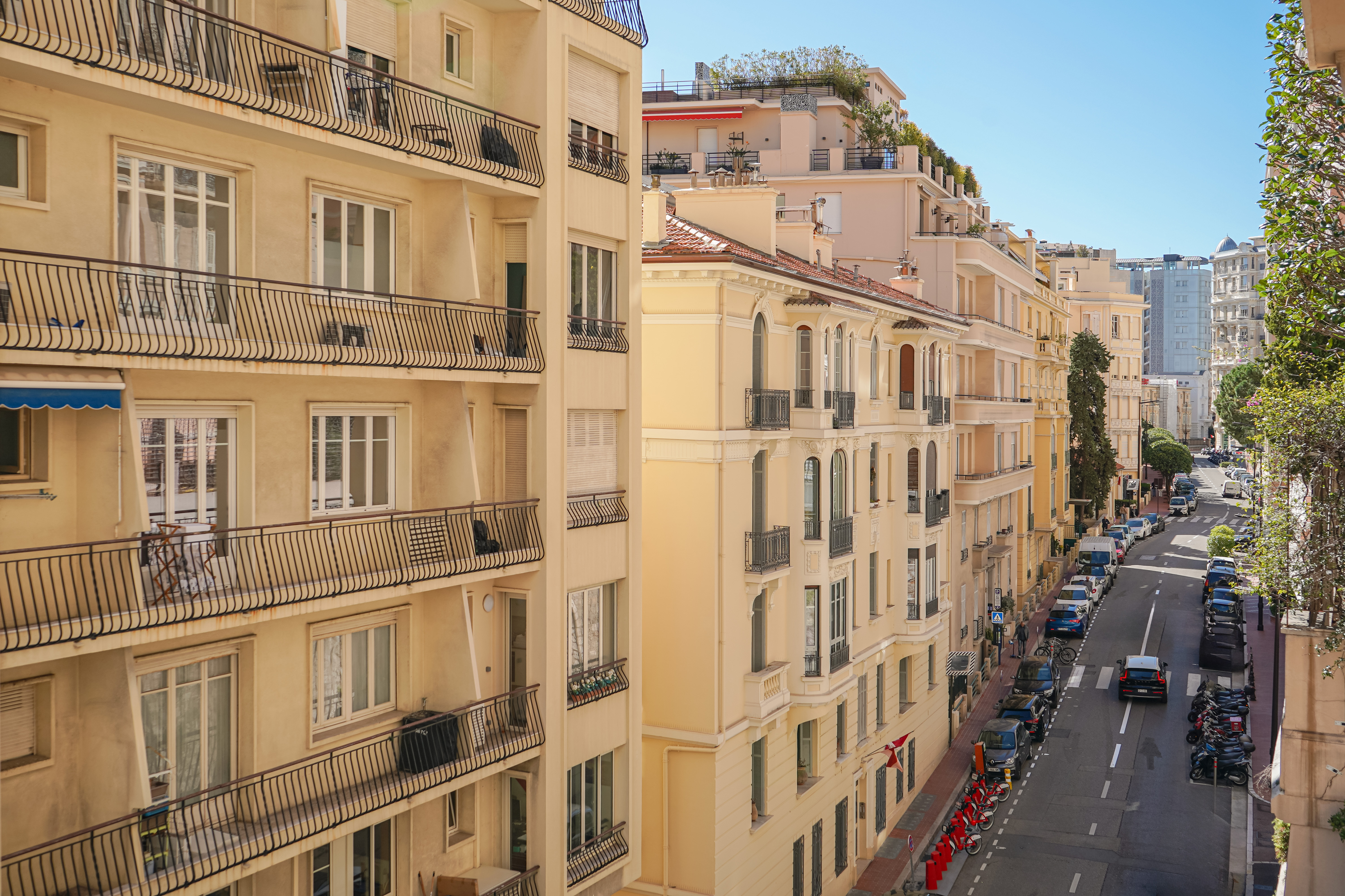BOULEVARD DES MOULINS - 2 PIÈCES RÉNOVÉ - LUMINEUX