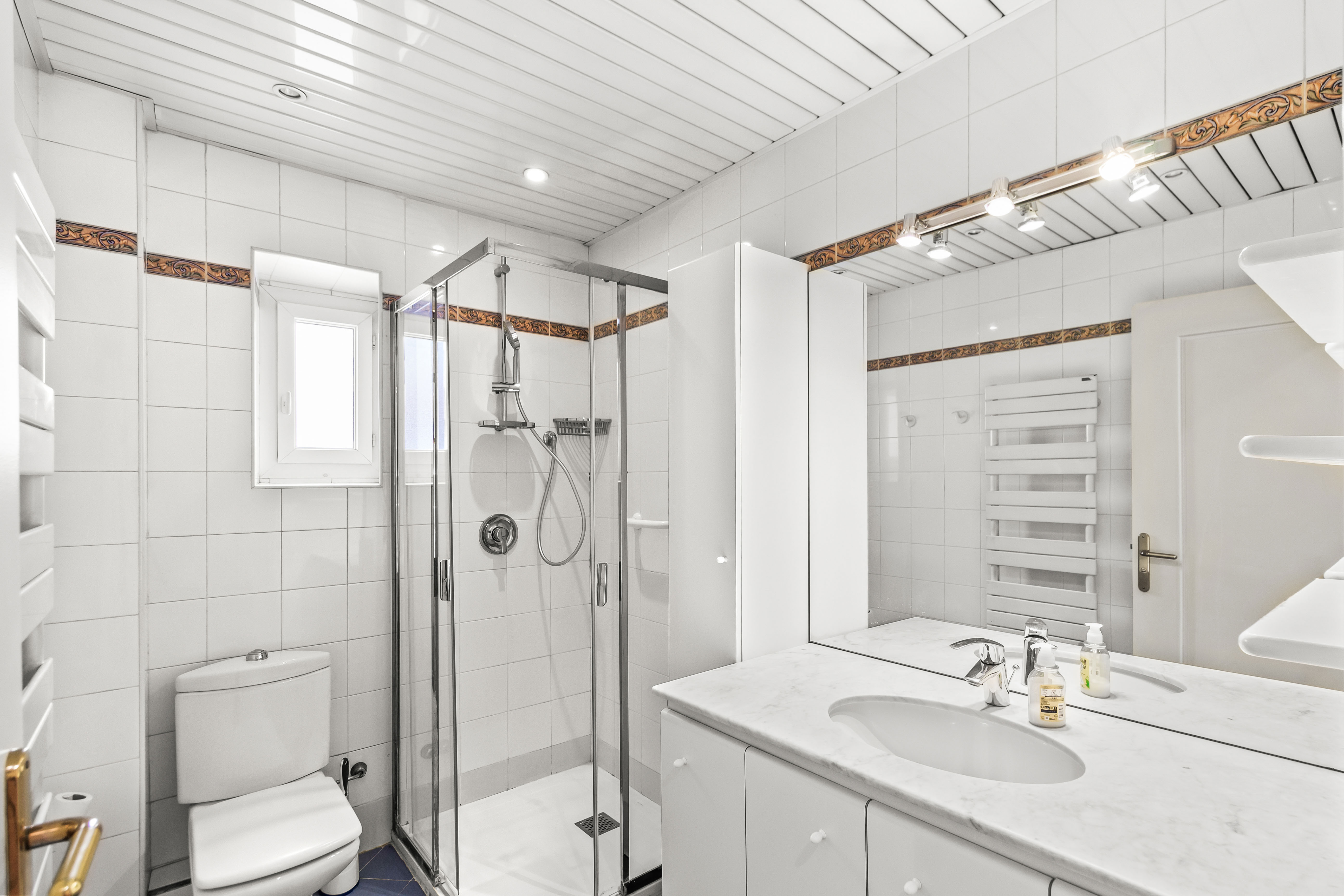 Villa Nel : 3 Pièces à Rénover avec Vue Mer et Cave