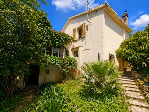 Villa de caractère avec grand jardin au cœur de Menton