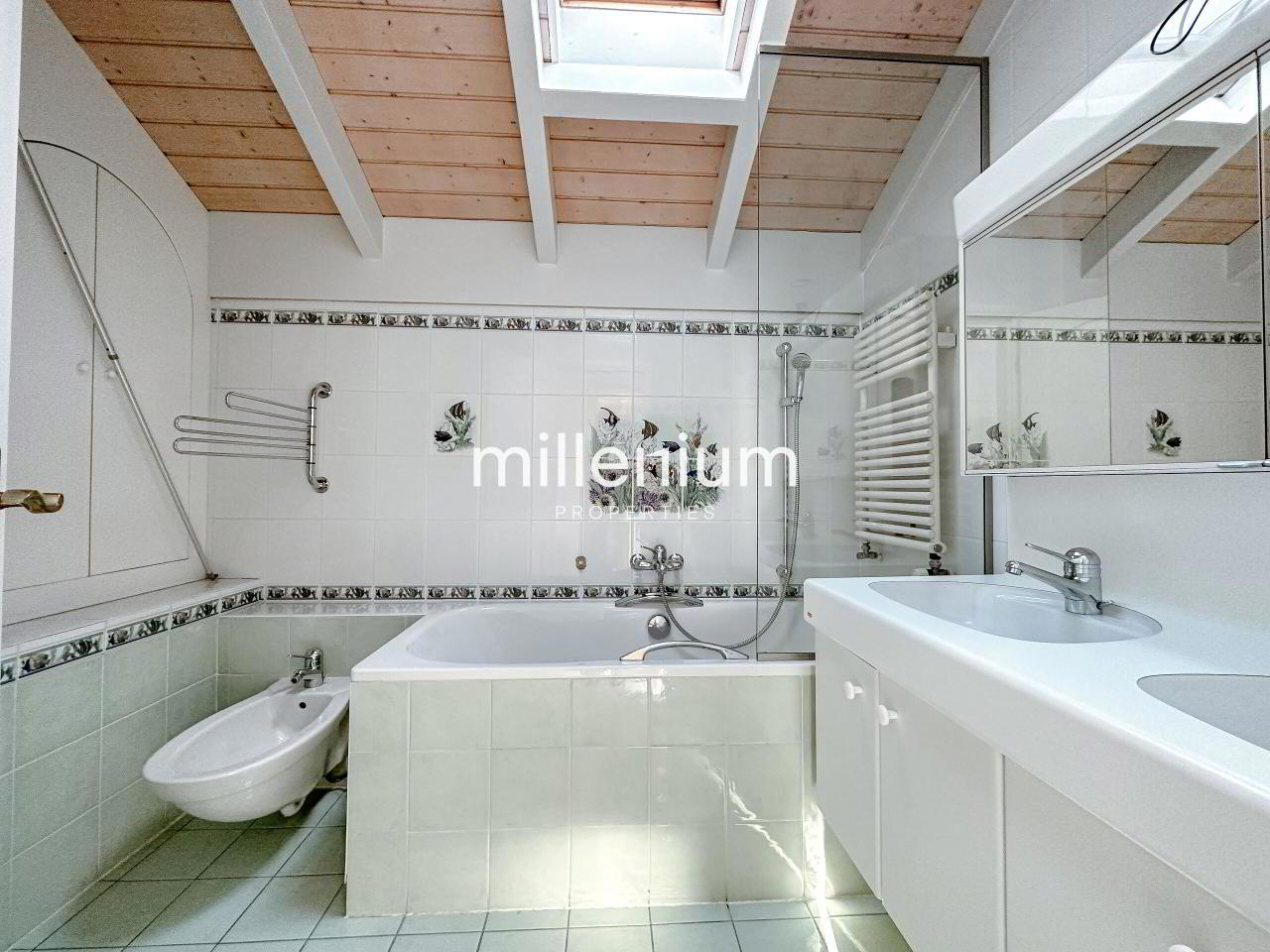 yXmBM_lookmove_237715822_10.jpg
