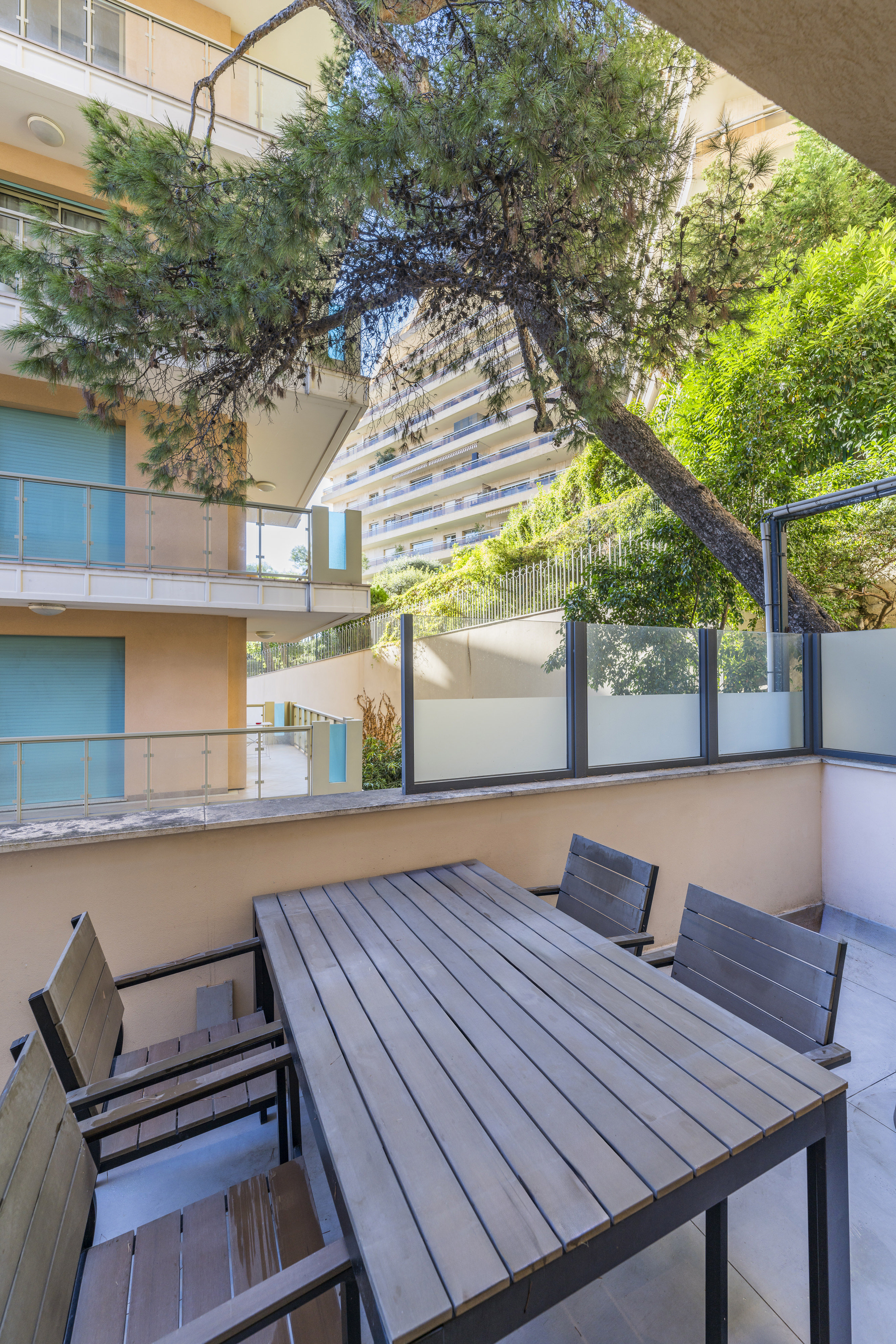 BETTINA: moderne studio rénové avec terrasse en location