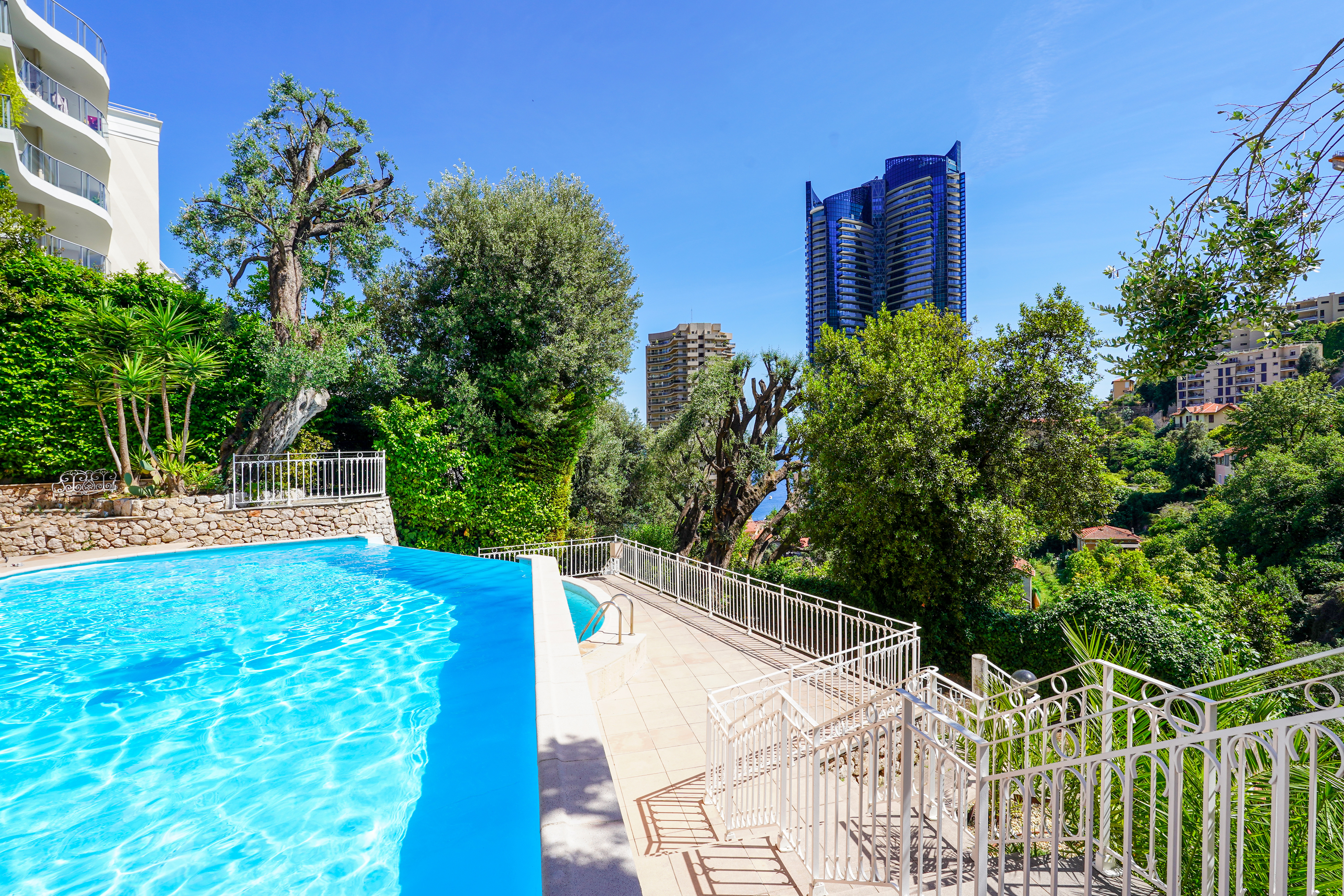 BEAUSOLEIL - 3 PIECES - CAVE, PARKING ET PISCINE