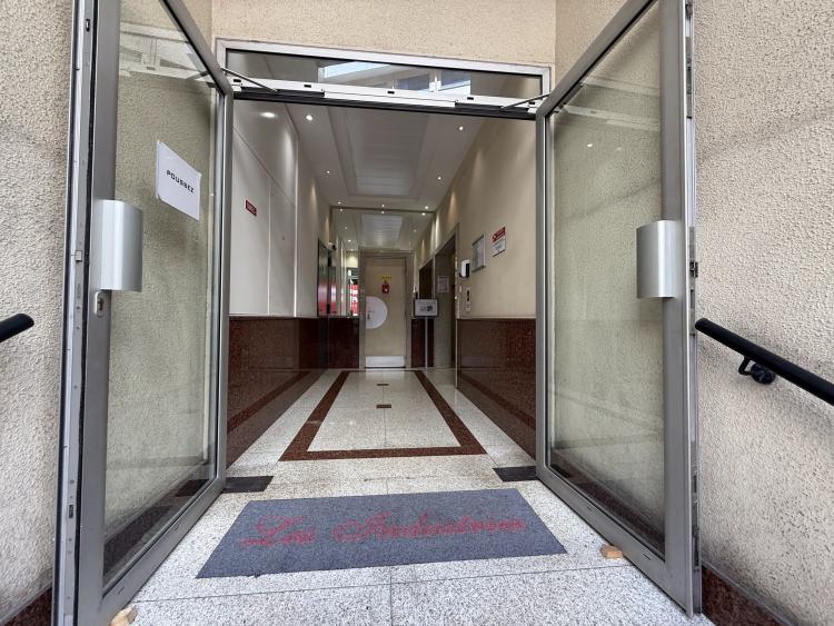 Local en étage, situé dans l'immeuble "Les Industries" - Monaco