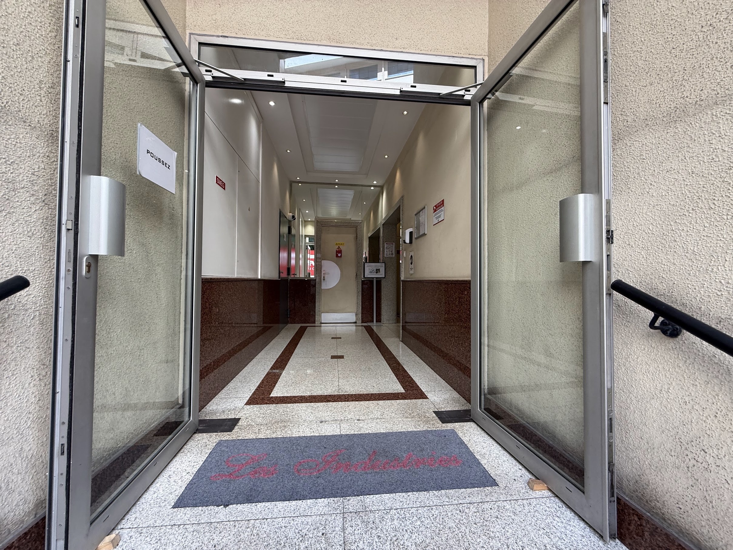 Local en étage, situé dans l'immeuble "Les Industries" - Monaco